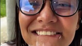 Сексуальную колумбийку, сосущую член своего соседа на публике, поймали - порно видео