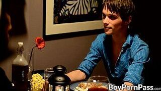 Вамп трахает задницу твинка жестко и грубо, а затем сосет его член. - порно видео