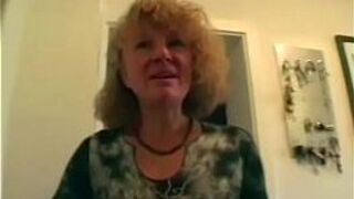 Возбужденная бабушка трахает своих гостей - порно видео