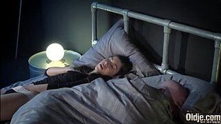 Облизываю его толстый член, чтобы я мог проглотить его камшот - порно видео