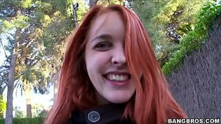 Рыжая латина с розовыми сосками берет полный рот - порно видео