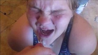 Подборка камшотов на лицо отчаявшимся возбужденным тинкам, огромные порции спермы, удары в рот, нос, глаза и волосы - порно видео