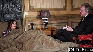 Старик трахает молодую крошку молоденькой киской в порно со старыми и молодыми - порно видео