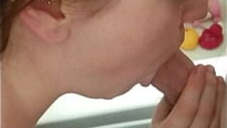 Красивая красотка отсасывает мне - порно видео