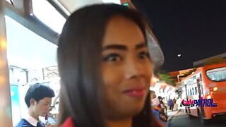 Азиатская телочка с маленькими сиськами любит глубоко проникать в толстый член - порно видео