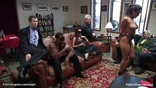 Грудастую рабыню обслуживают на общественном ужине - порно видео