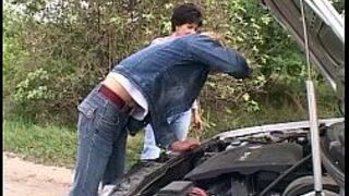 Помощь на дороге оплачивается сексом на улице - порно видео