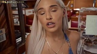 Вытащенная крошка сосет перед сексом в ванной с везучим официантом - порно видео