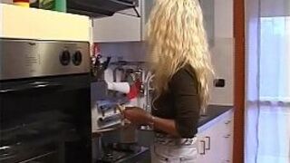 Я трахаю твою маму, мой друг - порно видео