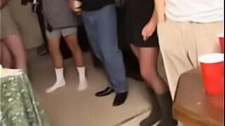 Американскую жену куколда трахнули в гэнгбэнге на частной вечеринке друзья мужа в любительском видео - порно видео