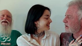Молодая брюнетка занимается сексом втроем со стариками и глотает сперму - порно видео