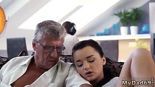 дедушка трахается с другом своей внучки - порно видео
