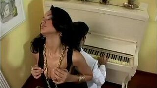 Потрясающая юная красотка в черном облегающем вечернем платье Джулия Паес мечтает о жарком грязном сексе с мускулистым джентльменом в белом костюме - порно видео