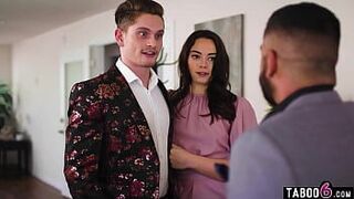 Бисексуальный гей-тройничок в офисе с помощником босса и ее парнем - порно видео