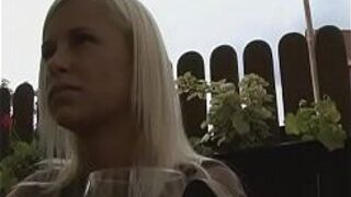 Великолепная натуральная блондинка делает минет на публике - порно видео