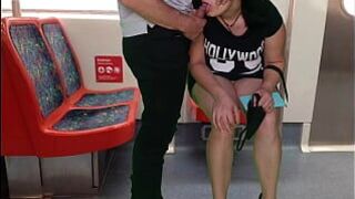 девушка в платье без трусов в поезде дрочила незнакомцу и делала минет на публике - порно видео