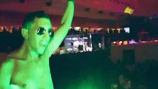 Эротическое порно, сексуальное шоу в эротическом салоне Барселоны - порно видео