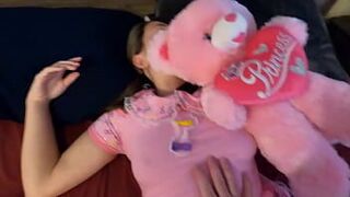 Маленькая падчерица принимает сперму отчима в свою узкую киску - порно видео