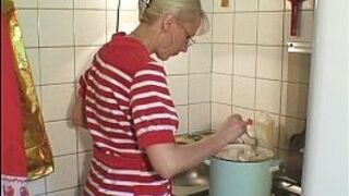 Марселла кулаками на кухне - порно видео