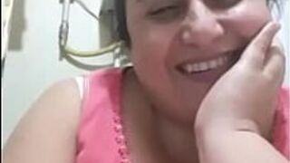 Женщина с большими сиськами хвастается - порно видео