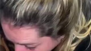 Она глотает все это - порно видео