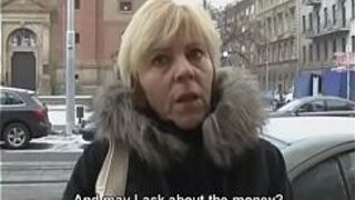 Чешская милфа делает минет для возбужденного члена - порно видео