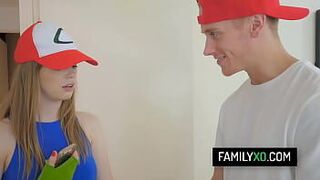 Сводная сестра-ботанка Долли Ли ловит член сводного брата вместо покемонов - порно видео