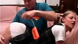 Сняв одежду, он достает член и ложится - порно видео