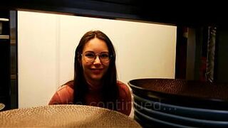 [Польская пара] Мокрое предложение руки и сердца. Минет под столом - порно видео