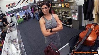 Бразильская милфа Ванесса превращает член в музыкальный инструмент - порно видео
