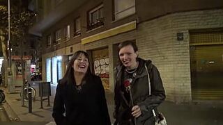 Оргия с красивой испанской зрелой и распутной милфой-ебарей - порно видео