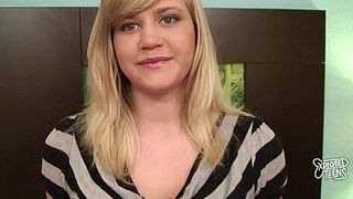 Молодой блондинке кончили в ее пизду - порно видео