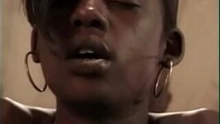 Возбужденная чернокожая трахается и скачет на гигантском черном члене - порно видео