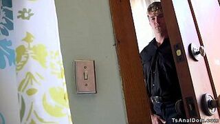 Транссексуал с большим членом принимает пузырьковую ванну - порно видео