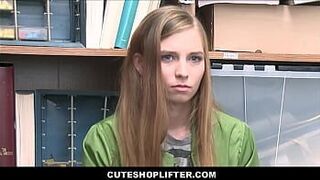 Симпатичная худенькая крошечная девственница Ава Паркер поймана за кражей в магазине за первый секс с охранником без полицейских - порно видео