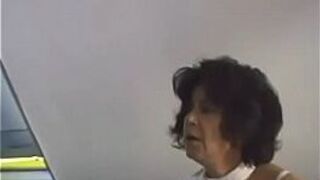 Волосатая бабушка берет молодой член - порно видео