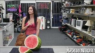 Бимбо делает все возможное, чтобы произвести впечатление своим минетом в реальности - порно видео