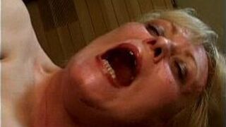 Сумасшедшую старую маму жестко трахают - порно видео
