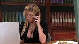 У личного помощника должен быть большой член, чтобы его взяли на работу - порно видео