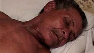 Старик получает толстую киску - порно видео