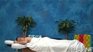 Великолепную восемнадцатилетнюю девушку жестко пробурил ее массажист - порно видео