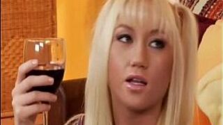 Молодой секс втроем минет на члене - порно видео