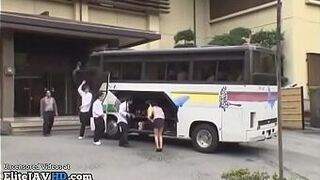 Японский учитель хочет трахаться в автобусе колледжа - порно видео