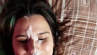 Трахнул сводную сестру в рот, принимает сперму на лицо - порно видео