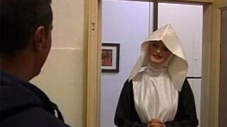 Развратная монахиня для храброго члена - порно видео