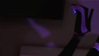 Трахаю Эвелинн в спальне, тени - порно видео