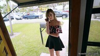 Новая девушка по вызову трахает в анал клиента с большим хуем - порно видео