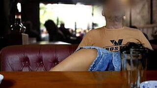 Я снимаю, как моя жена делает минет своему другу в баре - порно видео