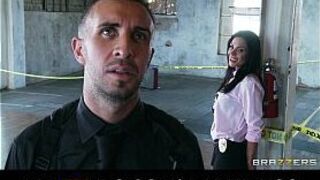 Красивая брюнетка полицейская Кирстен Прайс ебется с партнером - порно видео